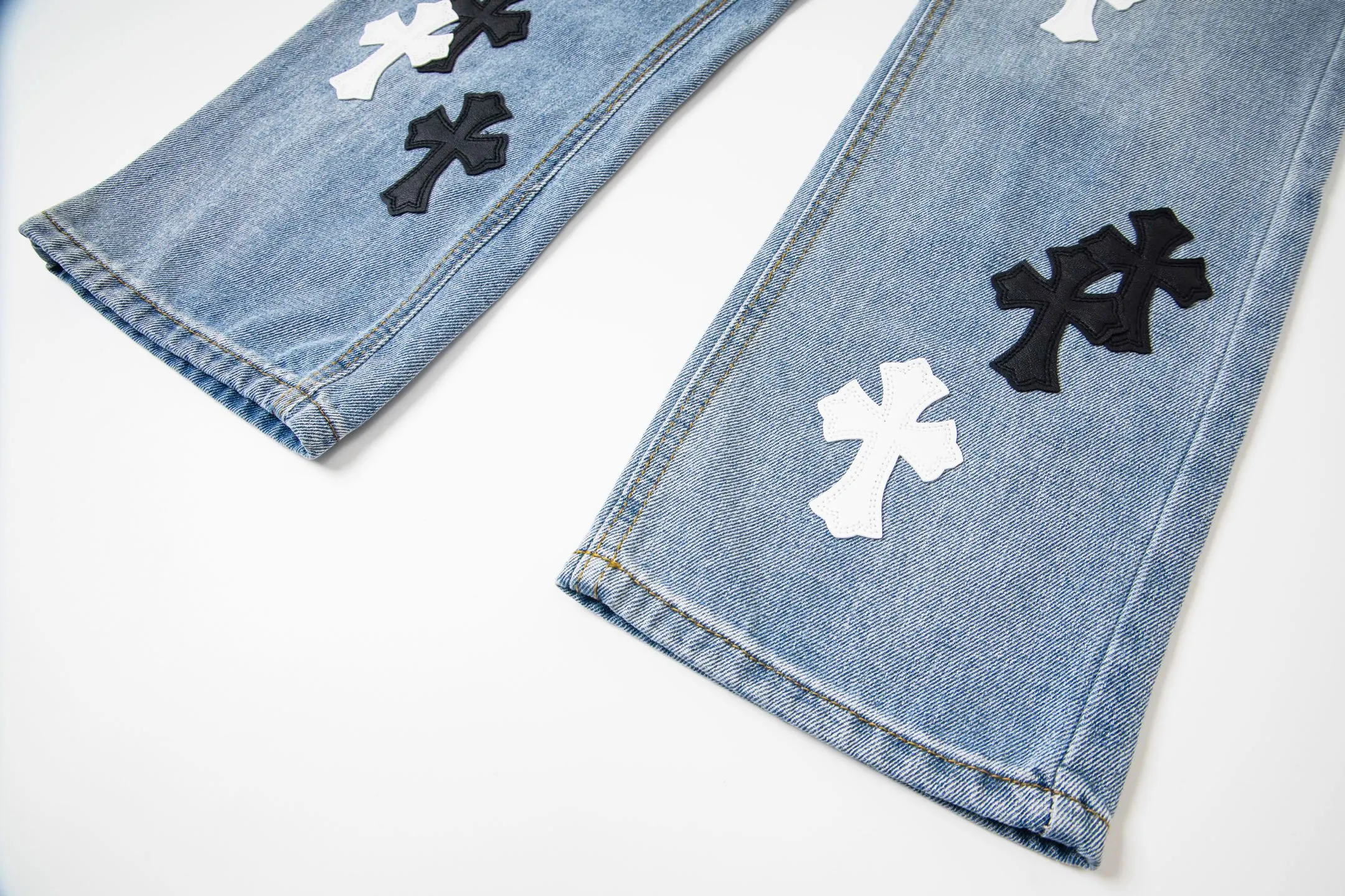 P240 Chrome Hearts light blue, black and white multi-quick leather couple jeans are a hot item this season and are sought after by countless celebrities and fashionistas. The neat details of the cutting process add color to the playful fashion! The neat and meticulous design, and the well-fitting structure is unique. The upper body not only has outstanding recognition, but also looks younger and younger. A style with the ultimate wearing meaning and performance, gorgeous color matching, and the craftsmanship of this style is also extremely extraordinary. After the finished product is washed, it is disassembled and hand-made with sheepskin cross leather and then spliced ​​together to complete. The whole piece has too many craftsmanship to describe. It is decorated with patchwork cross flowers and high-waisted washed jeans! ! Absolutely high-end luxury product, a god-level single product, a super popular product, made by top heavy industry, a magic weapon that cannot be missed. Style number: 1830# Size: 28 30 32 34 36 Color: light blue